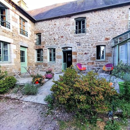 Le Cheval Blanc Hotel Carrouges Bagian luar foto