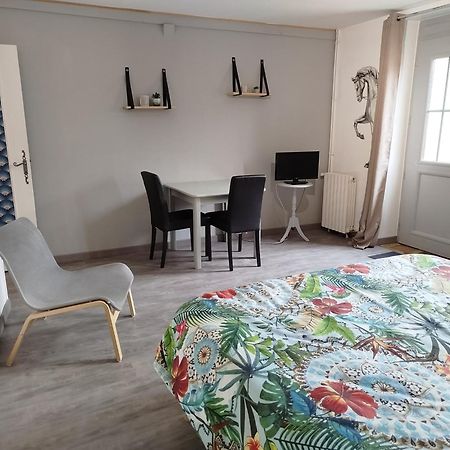 Le Cheval Blanc Hotel Carrouges Bagian luar foto