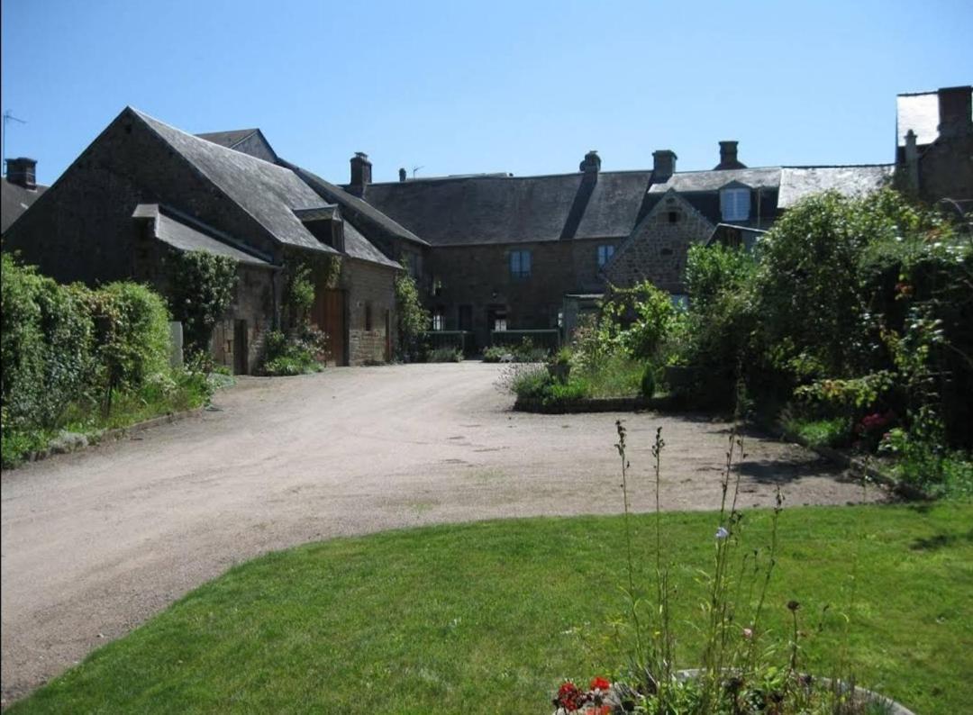 Le Cheval Blanc Hotel Carrouges Bagian luar foto